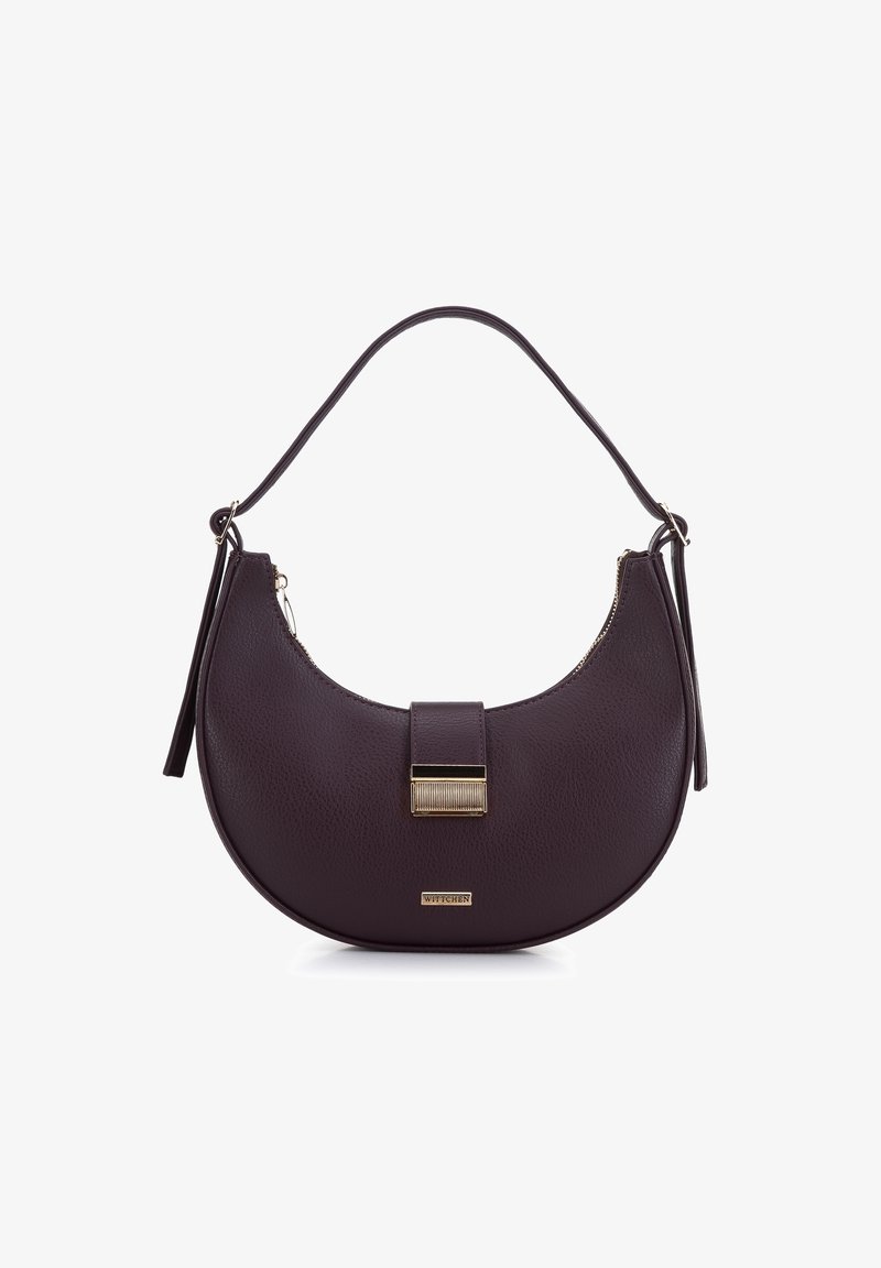 Ronde, textuurvolle bordeauxrode handtas met een ritssluiting, gouden hardware accenten en een enkele verstelbare handgreep. Minimale merkaanpassing zichtbaar.