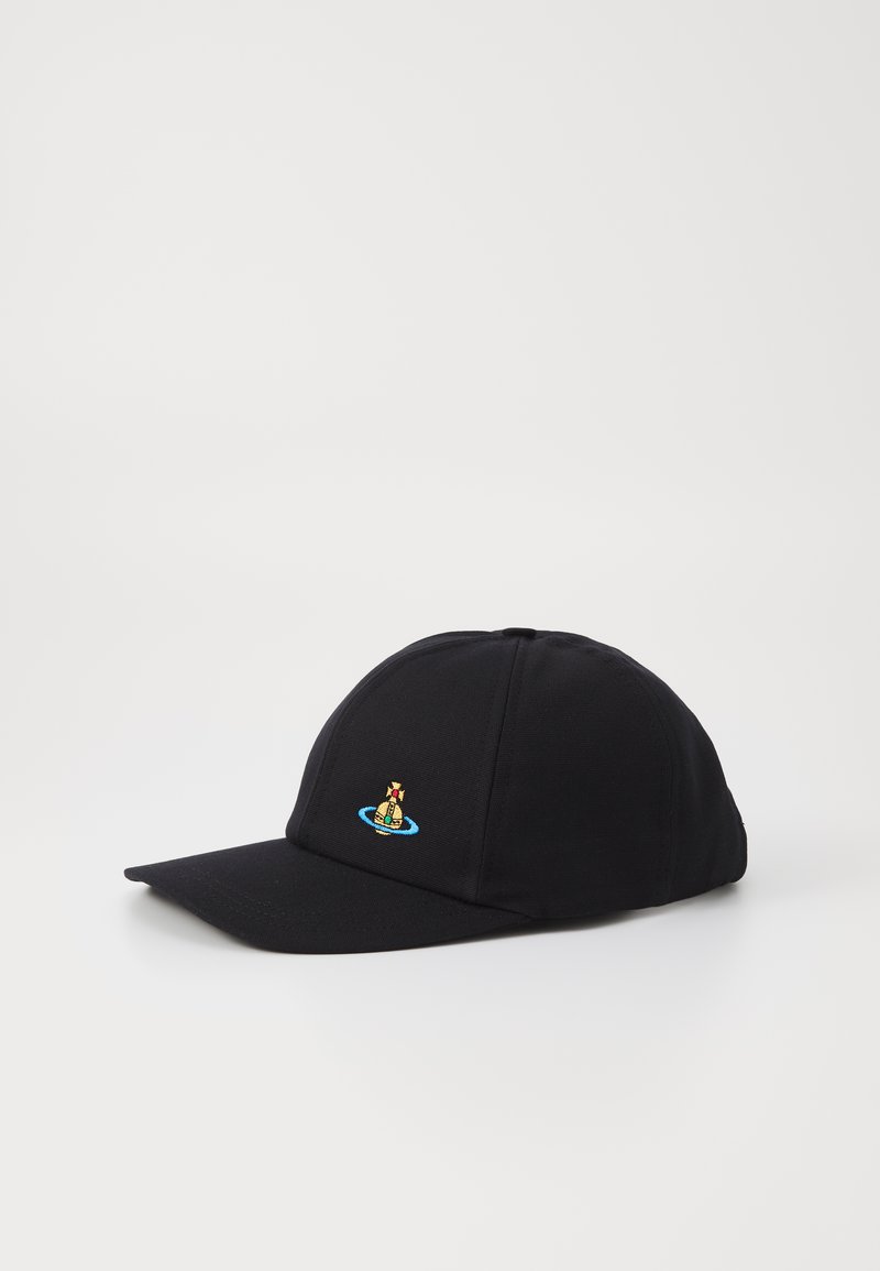 Μαύρο καπέλο από ύφασμα, με καμπύλη κορυφή και κεντημένο σχέδιο μπροστά σε χρώματα όπως κίτρινο, κόκκινο και μπλε.