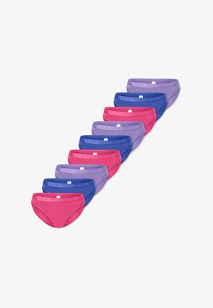 Neuf paires de slips en coton rose, violet et bleu, avec une texture lisse et des ceintures élastiques comportant des détails discrets de marque.