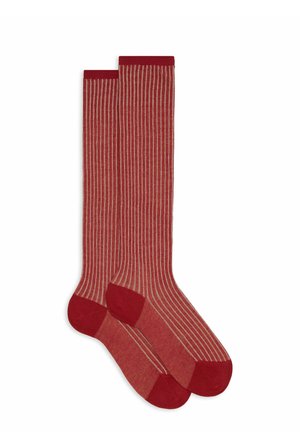 Calze rosse con strisce verticali, realizzate in un tessuto morbido e testurizzato. Rese uniche da polsini e punte in rosso uniforme.