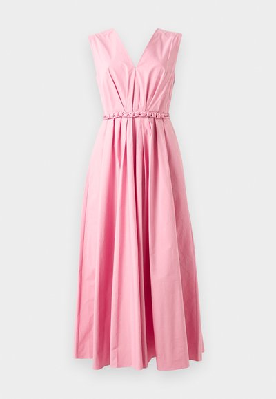 Różowa sukienka bez rękawów z głębokim dekoltem w serek, dopasowaną górą i paskiem w talii. Posiada fałdy, które tworzą zwiewną sylwetkę. Materiał bawełniany.