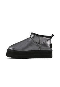 Botas tobilleras grises metálicas con punta redondeada, suela plataforma negra y detalle de costura en contraste. Material superior suave, con tirador en el talón.