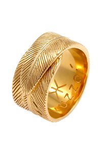 Anello color oro con un design testurizzato simile a una piuma. Interno liscio con nome del marchio e simbolo incisi. Forma circolare.
