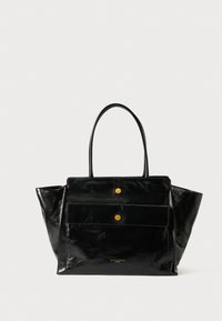 Fekete bőr tote táska két felső fogantyúval, nagy elülső zsebbel és két arany gombbal. Texturált felület és minimalista dizájn jellemzi.