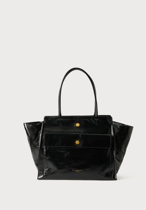 Geantă tote din piele neagră, cu două mânere superioare, buzunar frontal mare și două butoane aurii. Are un finisaj texturat și un design minimalist.