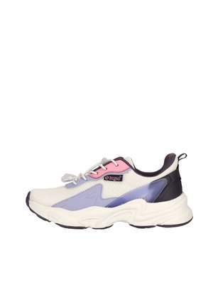 Baskets blanches en mesh avec des accents rose pastel et violet, semelle blanche épaisse et détail de talon violet foncé. Dispose d'un système de laçage et d'un logo.