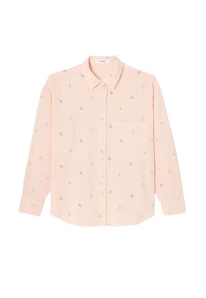 Chemise rose pâle à manches longues, boutonnée, avec un petit motif floral vert et une poche poitrine.