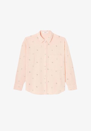 Chemise rose pâle à manches longues, boutonnée, avec un petit motif floral vert et une poche poitrine.