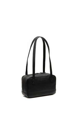 Borsa rettangolare in pelle nera con doppi manici lunghi e chiusura con zip, mostrata leggermente inclinata su sfondo bianco.