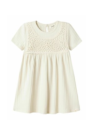 Robe beige clair à manches courtes, texture côtelée et détails en dentelle crochet au niveau du corsage. Jupe évasée et fermeture dos en forme de clé.