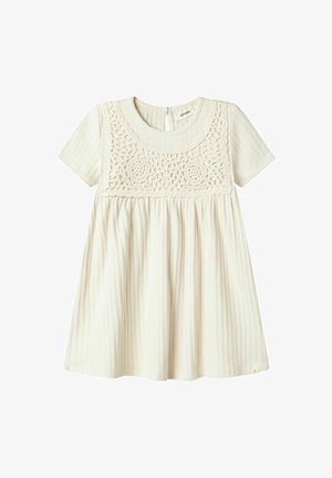 Robe beige clair à manches courtes, texture côtelée et détails en dentelle crochet au niveau du corsage. Jupe évasée et fermeture dos en forme de clé.