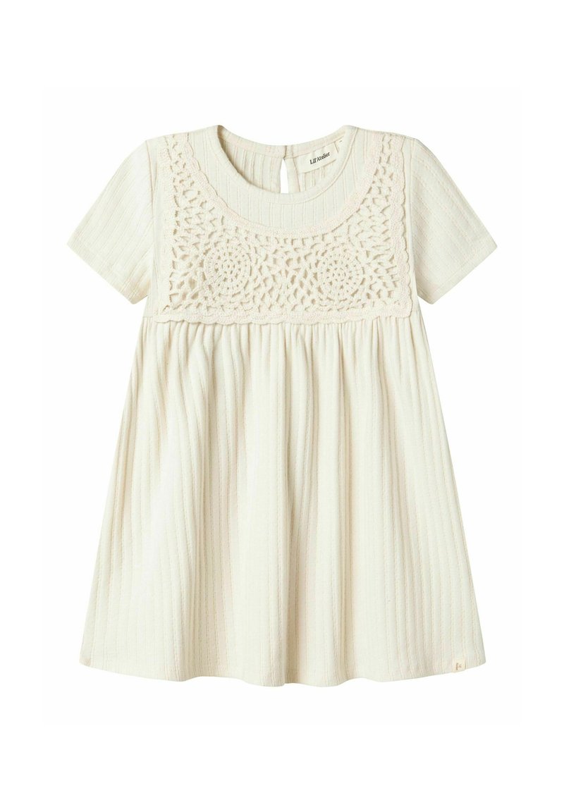 Robe beige clair à manches courtes, texture côtelée et détails en dentelle crochet au niveau du corsage. Jupe évasée et fermeture dos en forme de clé.