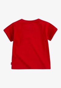 Rotes Baumwoll-T-Shirt, kurze Ärmel, runder Ausschnitt, einfarbig, glatte Textur, keine Muster oder Verzierungen, Etikett am Saum.