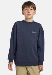 Marineblauwe sweatshirt met ribgebreide boorden en zoom, voorzien van een klein beige logo op de borst. Gemaakt van een zachte, gemêleerde katoenmix.