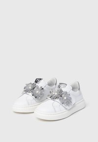 Vita lädersneakers med silverblomdetaljer och pärlprydnader, med en slip-on design och en vit gummisula.