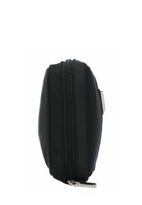 Bolsa de nylon negra con cremallera, de diseño delgado y redondeado. Cuenta con un tirador de cremallera de metal plateado y costuras reforzadas a lo largo de las uniones.