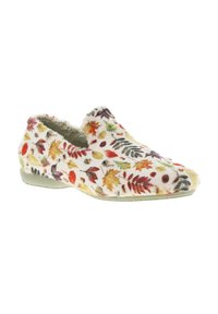 Chaussure slip-on duveteuse avec une base blanche ornée de motifs de feuilles colorés en rouge, jaune et vert, et une semelle vert clair.