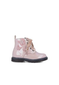 Botín ancho de charol rosa con tres apliques de mariposa, punta redonda, parte delantera con cordones y suela de goma negra. Cords de tela suave.