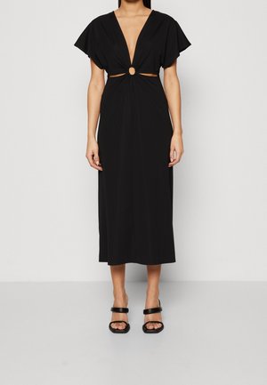 Schwarzes Midikleid mit tiefem V-Ausschnitt, kurzen Ärmeln und einem Ausschnitt vorne mit einem runden Akzent. Glatter Stoff, taillierte Silhouette.