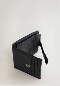 Fekete bőrből készült pénztárca, kétféle hajtással, vízszintes varrásdíszítésekkel, patentos zárral és levehető textilpánttal.