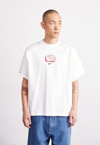 Nike Sportswear SOLO TEE  - Majica kratkih rukava s printom - white/black