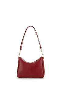 Bolso de hombro de cuero rojo con superficie texturizada, forma curva y una correa adornada con cadena. Presenta un cierre de cremallera y un diseño minimalista.