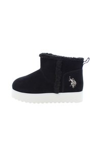 Schwarze Knöchelstiefel mit weißer Sohle, Kunstfellbesatz und einem kleinen silbernen Polo-Spieler-Logo an der Seite.