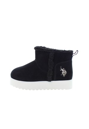 Schwarze Knöchelstiefel mit weißer Sohle, Kunstfellbesatz und einem kleinen silbernen Polo-Spieler-Logo an der Seite.