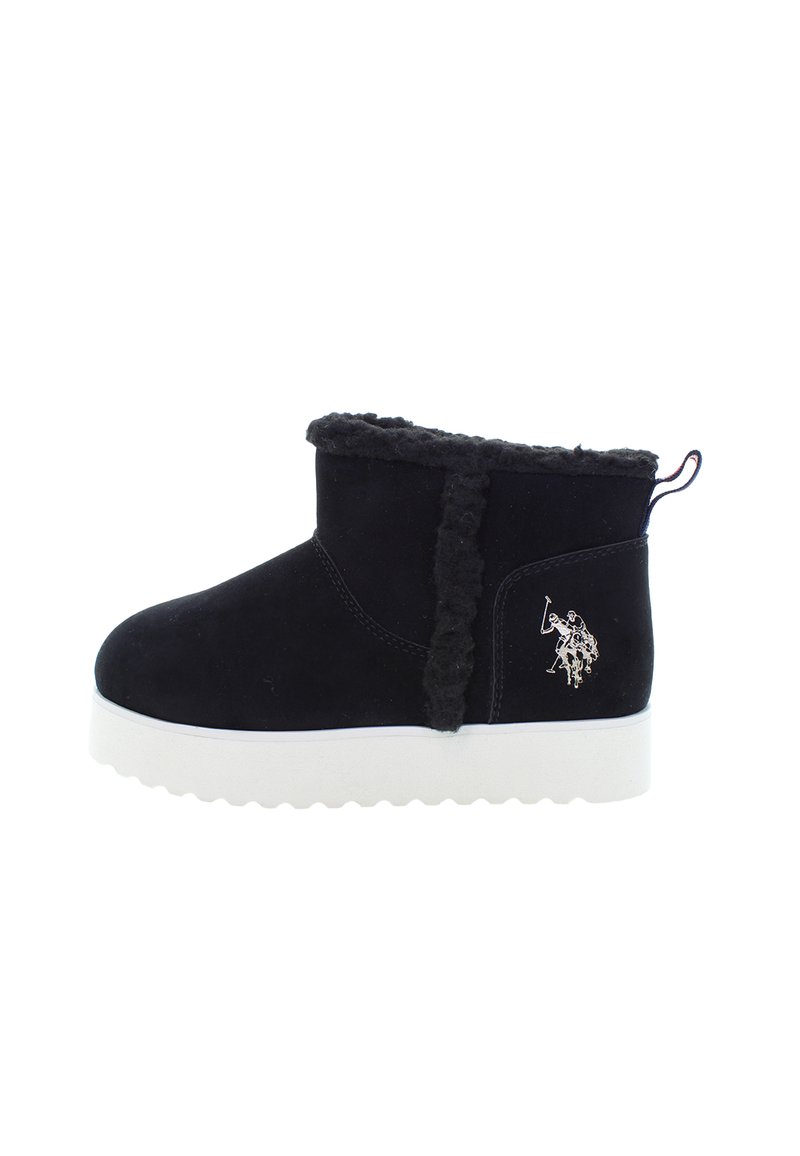 Schwarze Knöchelstiefel mit weißer Sohle, Kunstfellbesatz und einem kleinen silbernen Polo-Spieler-Logo an der Seite.