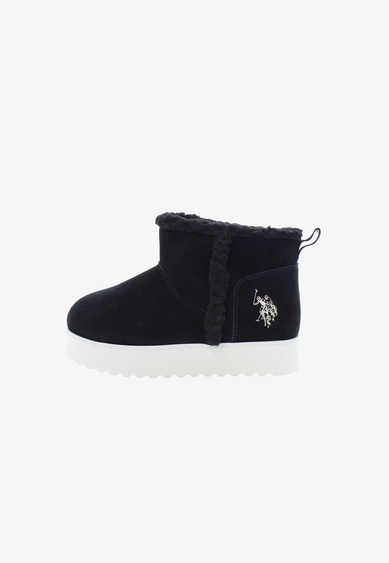 Schwarze Knöchelstiefel mit weißer Sohle, Kunstfellbesatz und einem kleinen silbernen Polo-Spieler-Logo an der Seite.