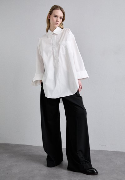 By Malene Birger MAYE - Bluza s gumbima - pure white