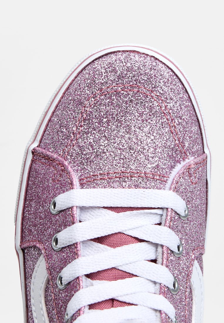 Roze glittersneaker met witte veters en accenten. Heeft een ronde neus en een textuur van glinsterend materiaal, aangevuld met contrasterende witte stiksels.