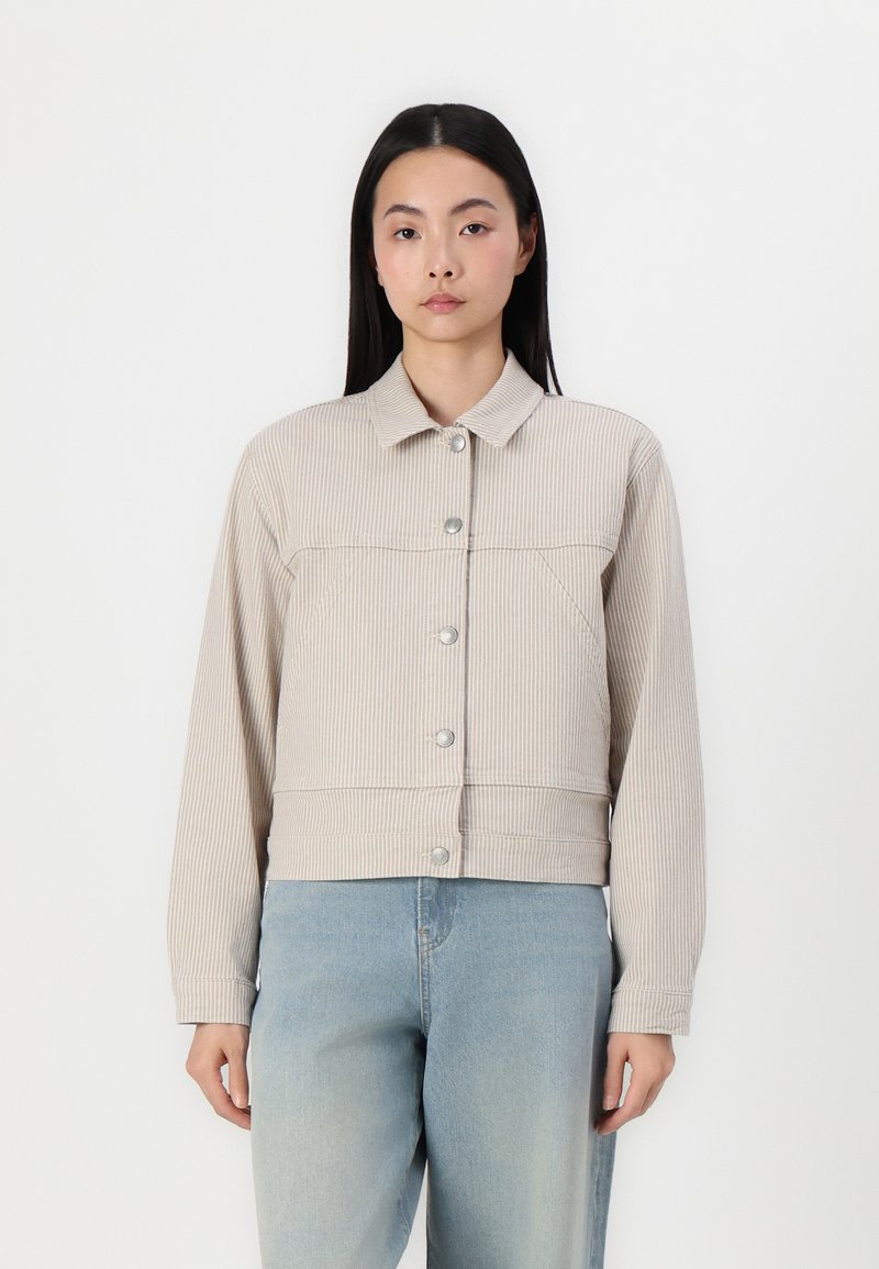 Veste courte beige clair avec des rayures verticales, fermeture à boutons et un col. Elle dispose de manches longues et d'une texture de tissu douce.