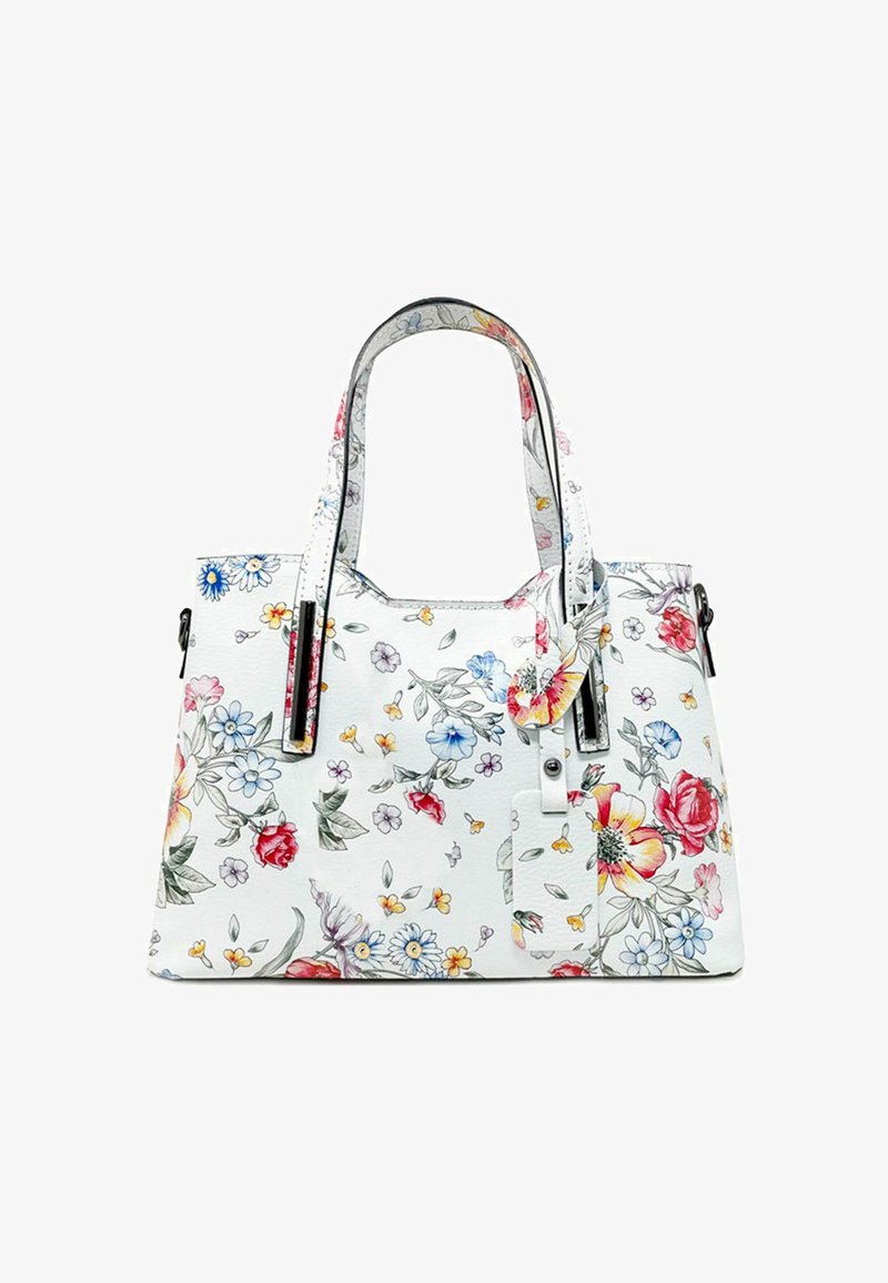 Valkoinen kukallinen kantokassi, jossa on värikkäitä kukkakuvioita, kaksinkertaiset kahvat ja tagi. Materiaali näyttää olevan teksturoitua keinonahkaa. Varustettu mustilla metallisilla yksityiskohdilla.