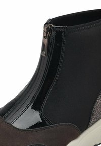 Czarno-szare botki do kostki z połyskującym wykończeniem z lakierowanej skóry, z bocznym zamkiem błyskawicznym i akcentami z teksturowanej paneli.