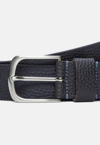 Cintura in pelle blu navy con superficie testurizzata, fibbia in metallo argentato e cuciture blu a contrasto sul passante.
