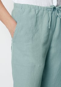 Marc O'Polo PANTS JOGGER STYLE STRAIGHT LEG MEDIUM WAIST DRAWSTRING - Broek - soft teal