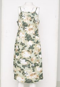 Um vestido sem mangas, até ao joelho, com uma cintura franzida, apresentando um padrão abstrato em verde, bege e branco em tecido leve.