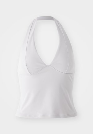 Top halter branco feito de um tecido suave, com um decote em V profundo e design ajustado, sem padrões ou acessórios adicionais.