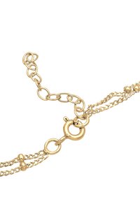 Bracciale in metallo dorato con più catene, dotato di chiusura a moschettone e anelli circolari, che mette in risalto una finitura liscia e lucida.