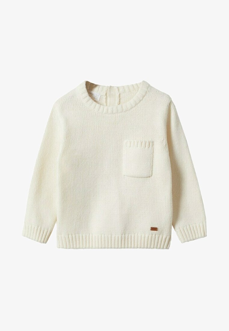 Pull en maille à manches longues de couleur crème avec col, poignets et ourlet côtelés, ainsi qu'une petite poche texturée sur la poitrine gauche.