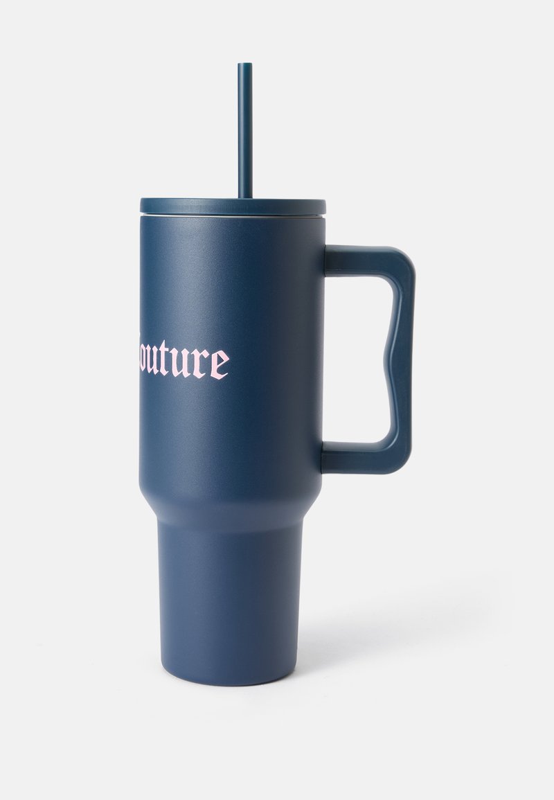 Caneca isolada azul-marinho com acabamento mate, base larga, pega ergonómica e texto rosa a dizer "couture", com um palhinha.