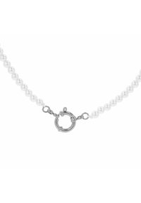 Collana di perle con chiusura a gancio a molla in argento su uno sfondo bianco.