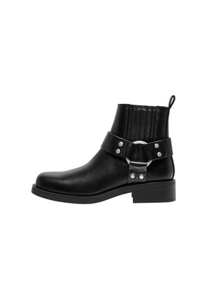Botte de cheville en cuir noir avec un bout arrondi, une sangle décorative à boucle, un détail côtelé à l'arrière et un petit talon bloc.