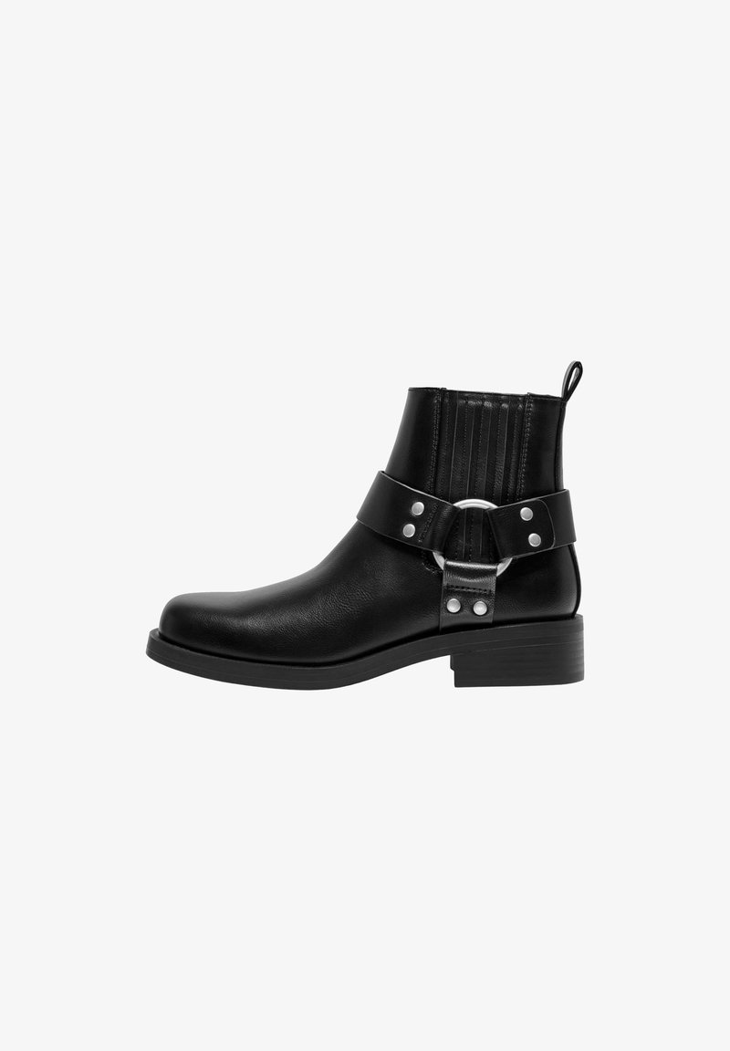 Botte de cheville en cuir noir avec un bout arrondi, une sangle décorative à boucle, un détail côtelé à l'arrière et un petit talon bloc.