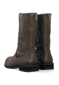 Skórzane botki za kostkę w ciemnoszarym kolorze, z podwójnymi suwakami po bokach, okrągłym noskiem i stożkowym drewnianym obcasem, o lekko pomarszczonej teksturze.