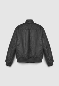 Schwarze Leder-Bomberjacke mit strukturiertem Finish, gerippten Bündchen und Saum sowie einem Stehkragen. Einfaches Design ohne sichtbare Hardware oder Akzente.