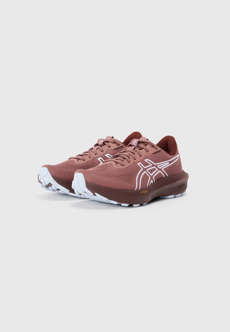 Bordeauxfarbene Laufschuhe mit einem strukturierten Netz-Obermaterial, weißen Akzenten und einer robusten weißen Laufsohle mit verschiedenen Traktionsmustern.