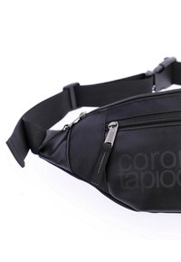 Bolso de cintura negro hecho de material sintético, con una textura suave, múltiples compartimentos con cremallera y una correa ajustable.