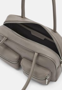 Szara skórzana torebka z zamykanym na zamek głównym przedziałem oraz dwiema przednimi kieszeniami, z teksturowanym wykończeniem i podwójnymi uchwytami u góry.